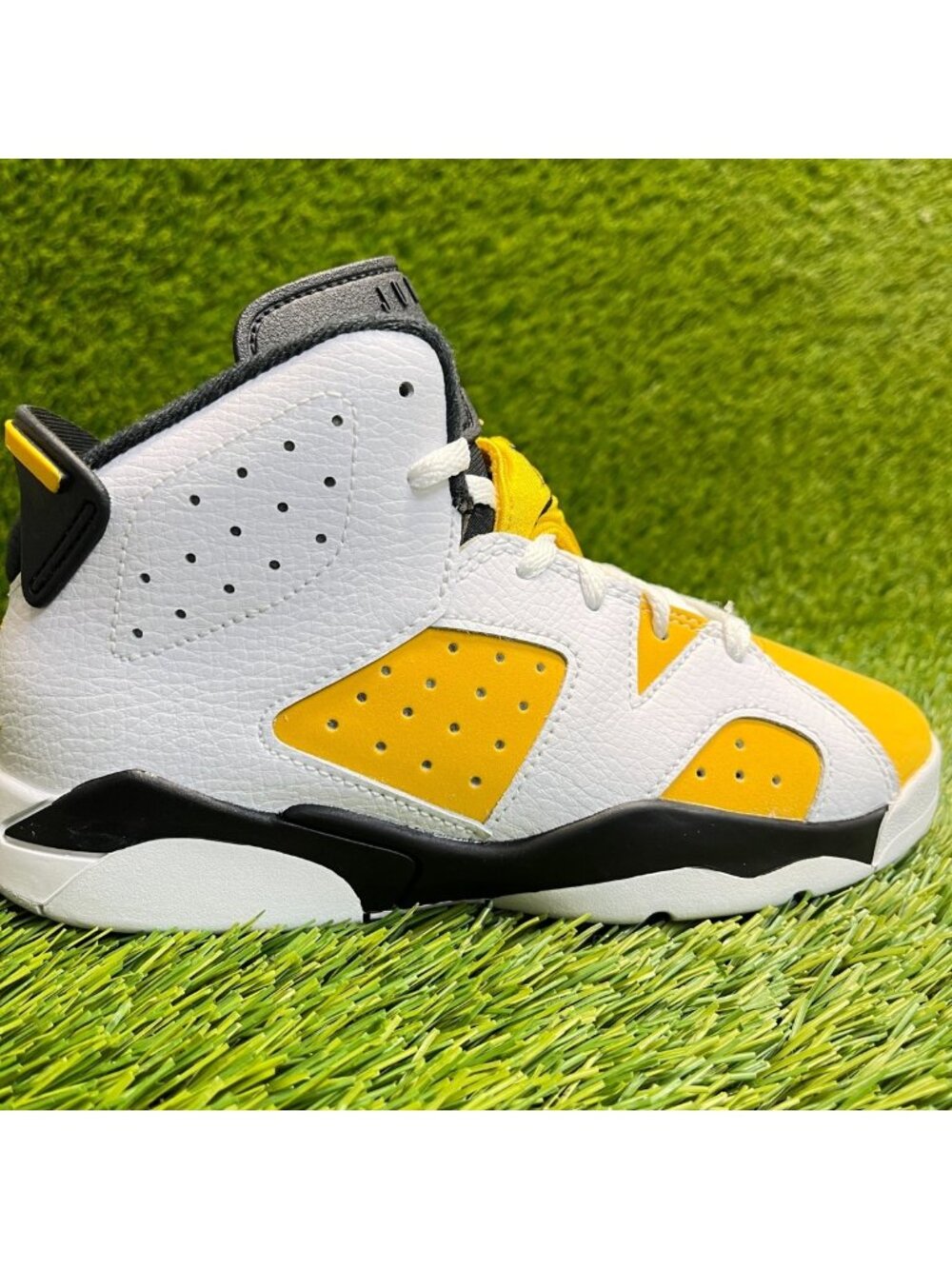 Nike‎ Air Jordan 6 Retro Boys Size 1.5Y Yellow Athletic Leather Shoes Sneakers
